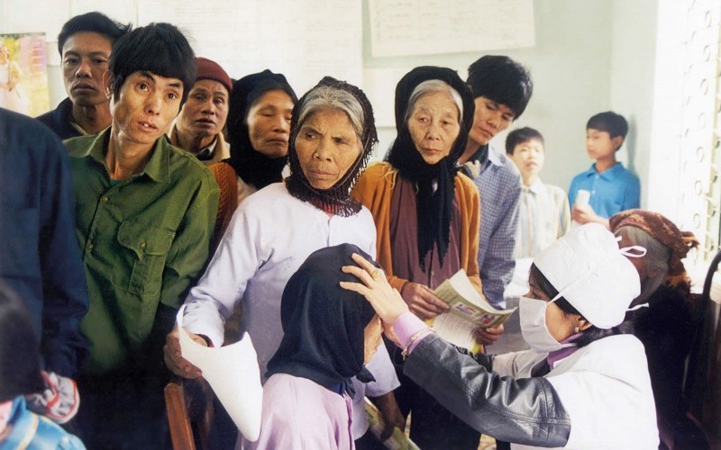 Linking people with eye care. VIET NAM. © Hannah Kuper/ICEH