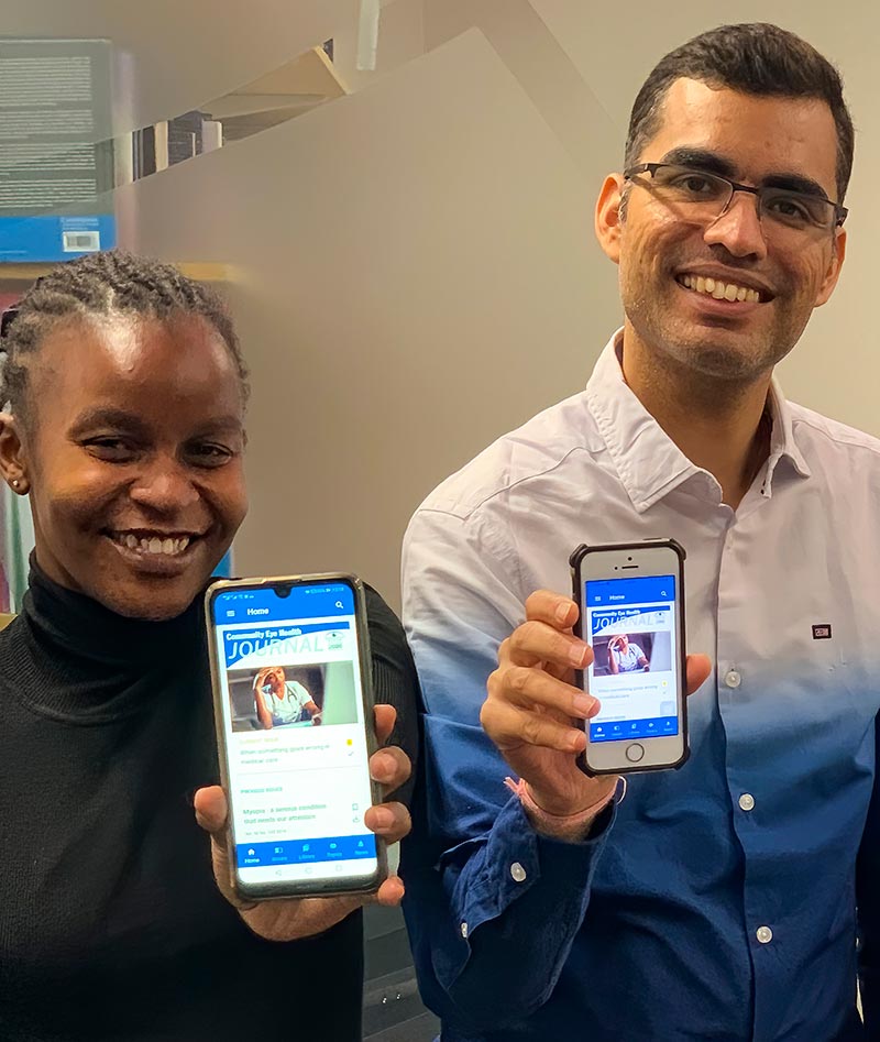 Un homme et une femme souriants montrent chacun l’écran de leur smartphone, qui est ouvert à la page montrant l’application CEHJ App