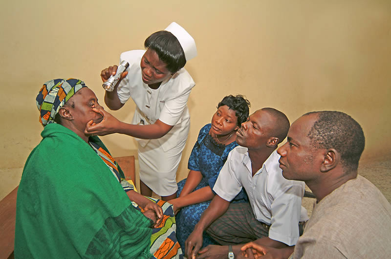 Démonstration d’examen oculaire. Zul Mukhida/Sightsavers