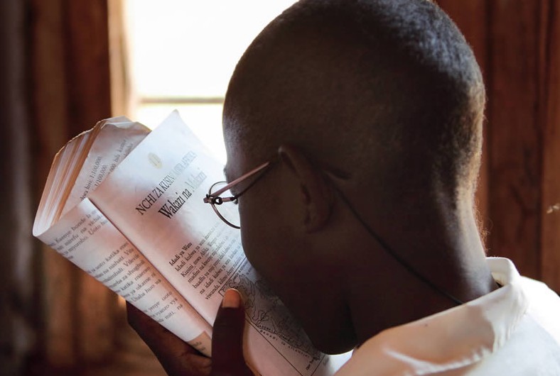 Use real tasks to assess near vision. TANZANIA. © Karin van Dijk.